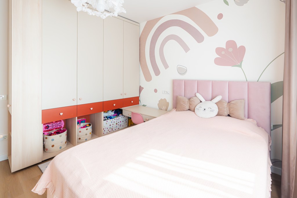 Au transformat un apartament de trei camere într-un spațiu colorat și optimist - FOTO: Costinela Buga