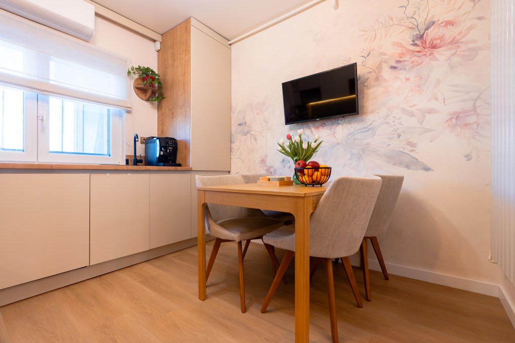 Au transformat un apartament de trei camere într-un spațiu colorat și optimist - FOTO: Costinela Buga