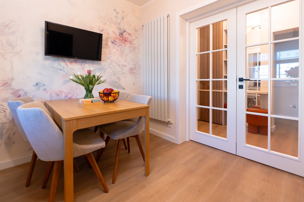 Au transformat un apartament de trei camere într-un spațiu colorat și optimist - FOTO: Costinela Buga