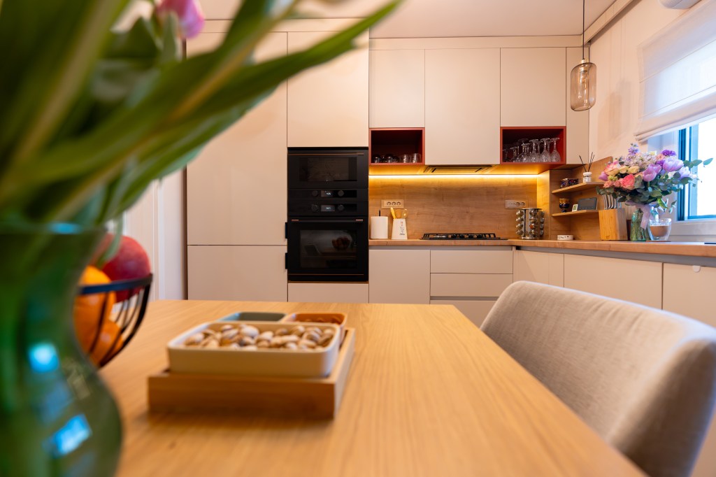 Au transformat un apartament de trei camere într-un spațiu colorat și optimist - FOTO: Costinela Buga