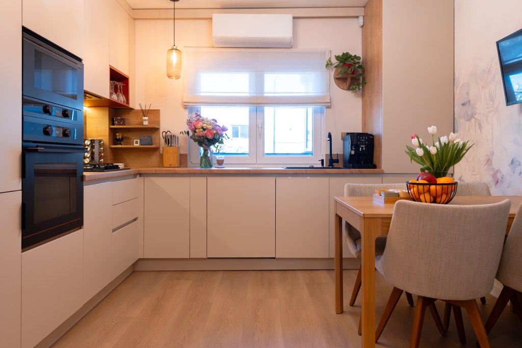 Au transformat un apartament de trei camere într-un spațiu colorat și optimist - FOTO: Costinela Buga