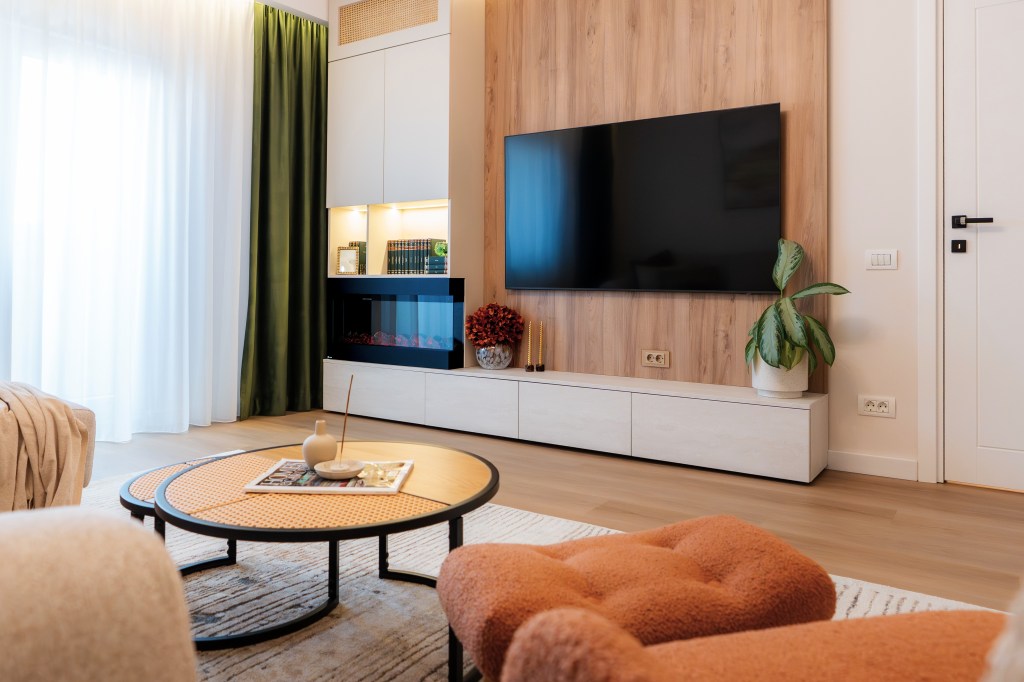 Au transformat un apartament de trei camere într-un spațiu colorat și optimist (living-ul) - FOTO: Costinela Buga