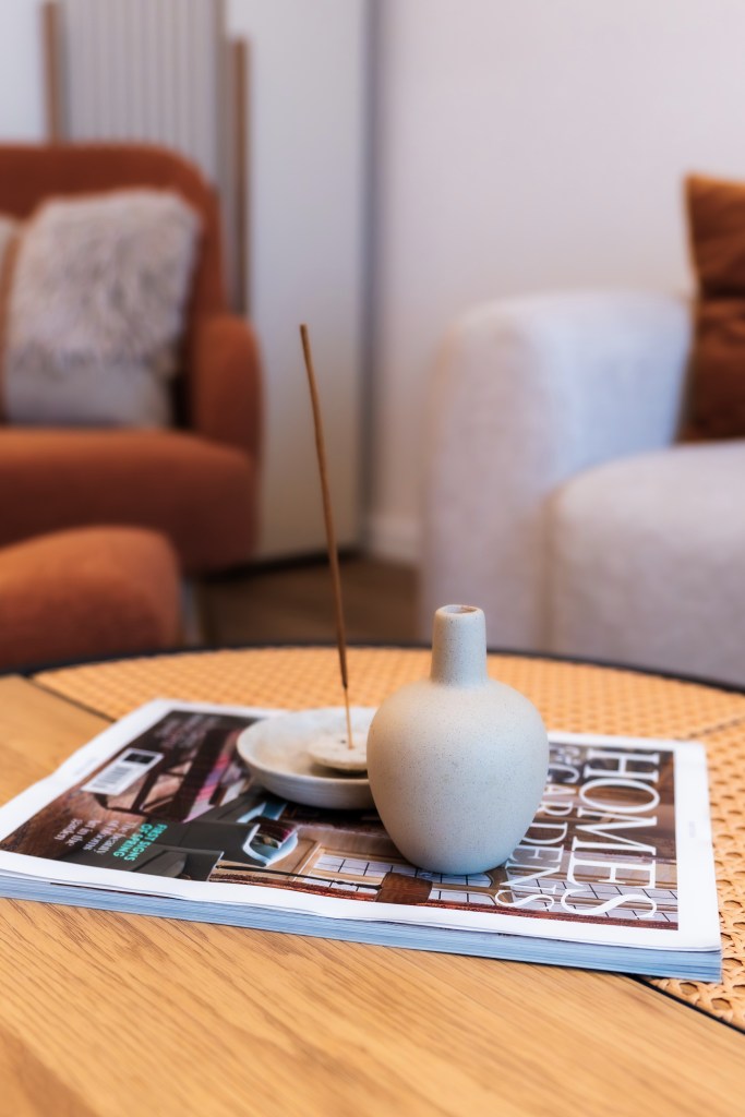 Au transformat un apartament de trei camere într-un spațiu colorat și optimist (living-ul) - FOTO: Costinela Buga