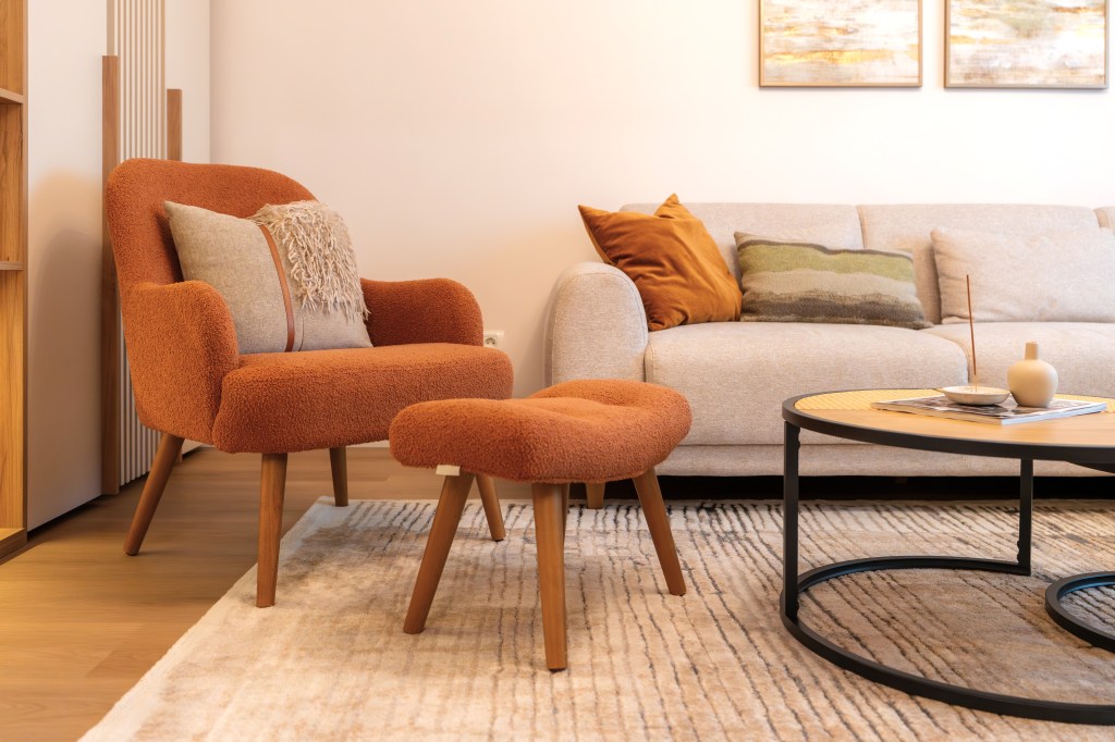 Au transformat un apartament de trei camere într-un spațiu colorat și optimist (living-ul) - FOTO: Costinela Buga