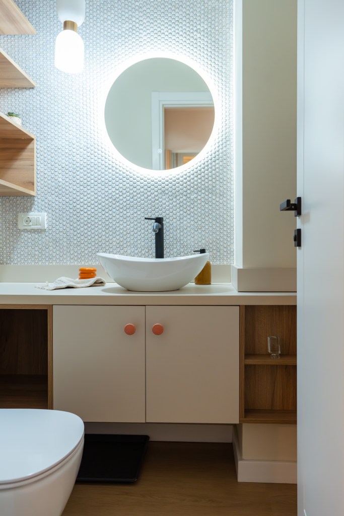 Au transformat un apartament de trei camere într-un spațiu colorat și optimist - FOTO: Costinela Buga