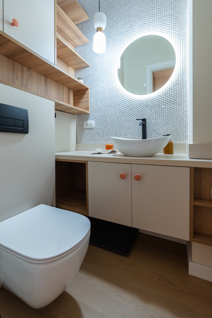 Au transformat un apartament de trei camere într-un spațiu colorat și optimist - FOTO: Costinela Buga