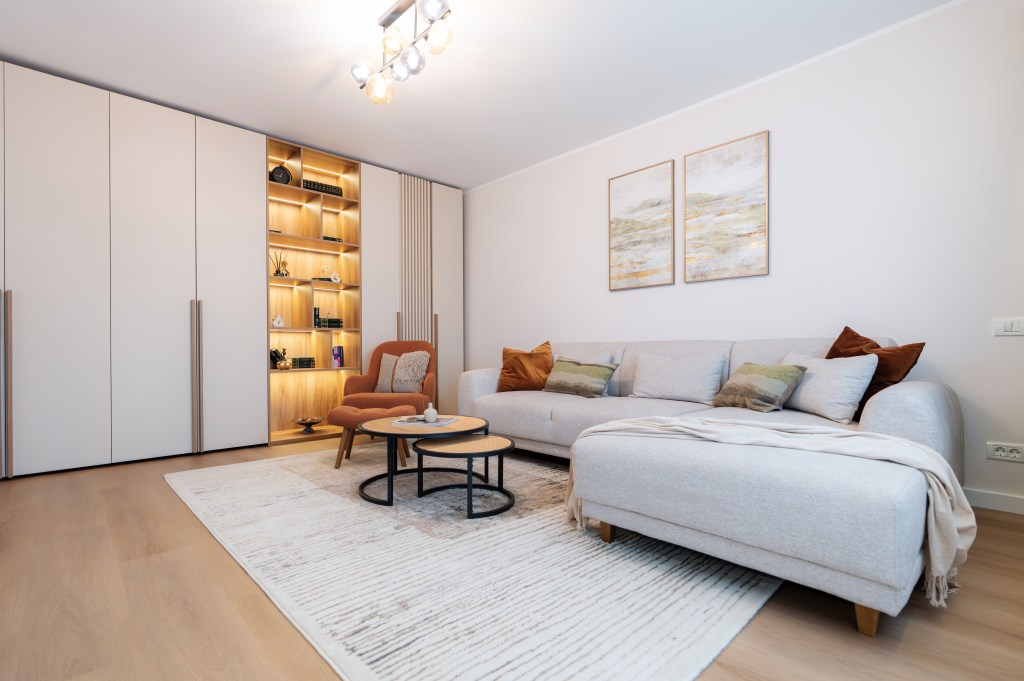 Au transformat un apartament de trei camere într-un spațiu colorat și optimist (living-ul) - FOTO: Costinela Buga
