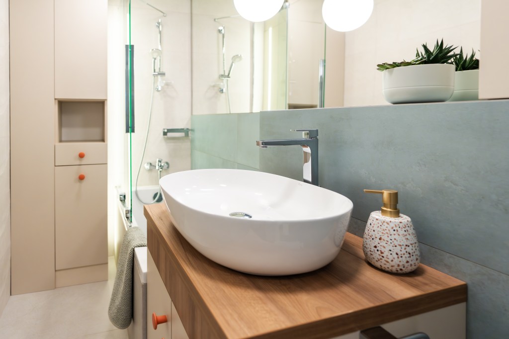 Au transformat un apartament de trei camere într-un spațiu colorat și optimist - FOTO: Costinela Buga