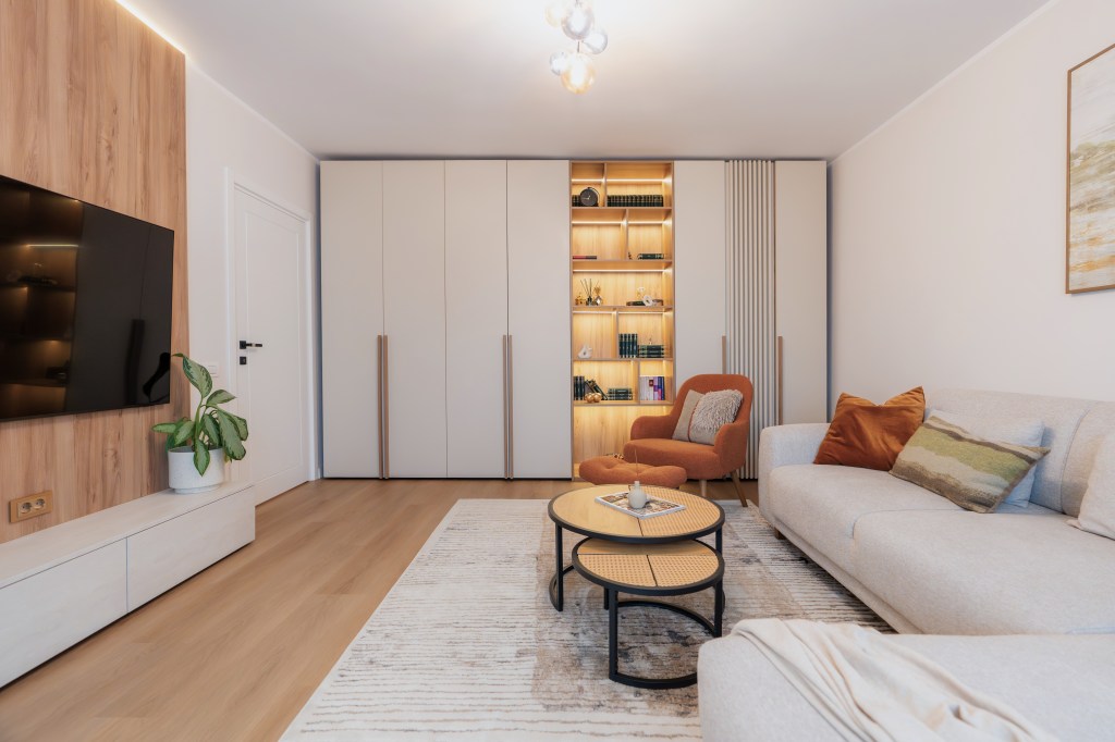 Au transformat un apartament de trei camere într-un spațiu colorat și optimist (living-ul) - FOTO: Costinela Buga
