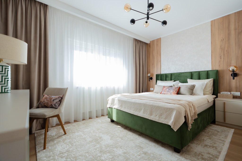 Au transformat un apartament de trei camere într-un spațiu colorat și optimist (dormitorul matrimonial) - FOTO: Costinela Buga
