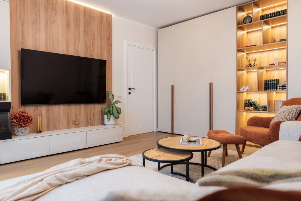 Au transformat un apartament de trei camere într-un spațiu colorat și optimist (living-ul) - FOTO: Costinela Buga