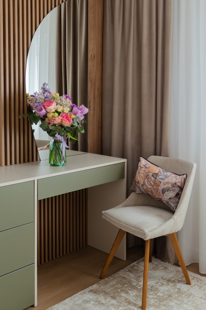 Au transformat un apartament de trei camere într-un spațiu colorat și optimist (dormitorul matrimonial) - FOTO: Costinela Buga