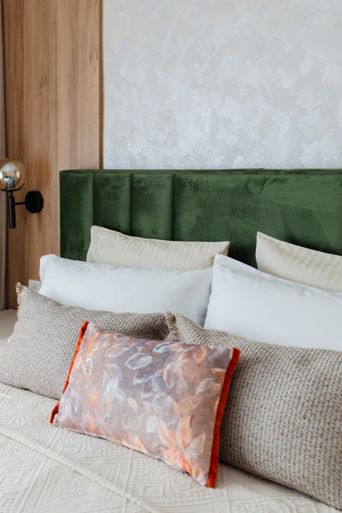 Au transformat un apartament de trei camere într-un spațiu colorat și optimist (dormitorul matrimonial) - FOTO: Costinela Buga