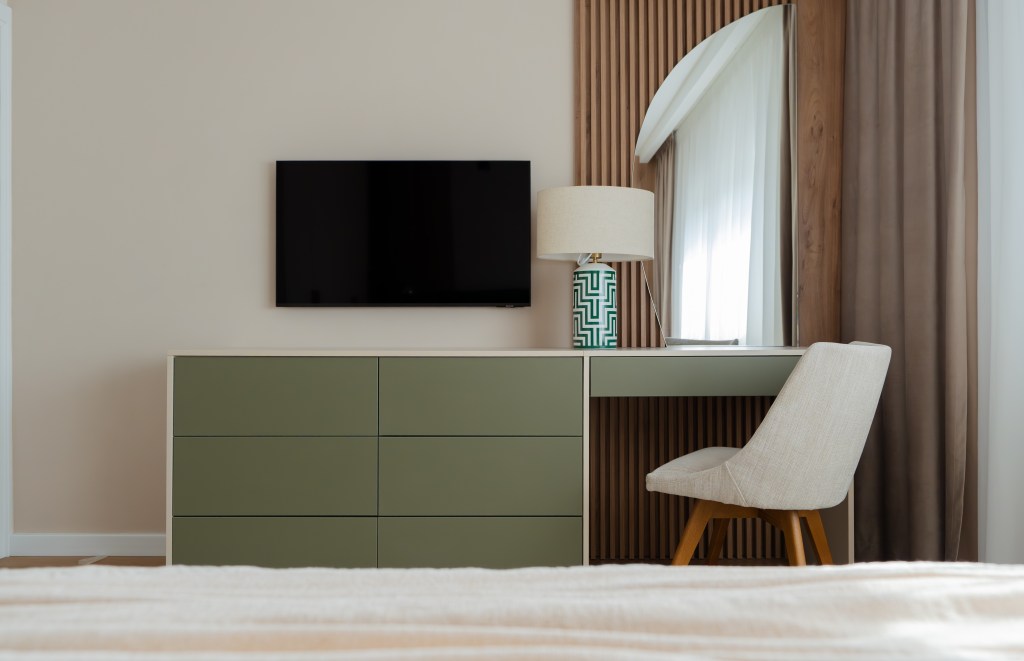 Au transformat un apartament de trei camere într-un spațiu colorat și optimist (dormitorul matrimonial) - FOTO: Costinela Buga