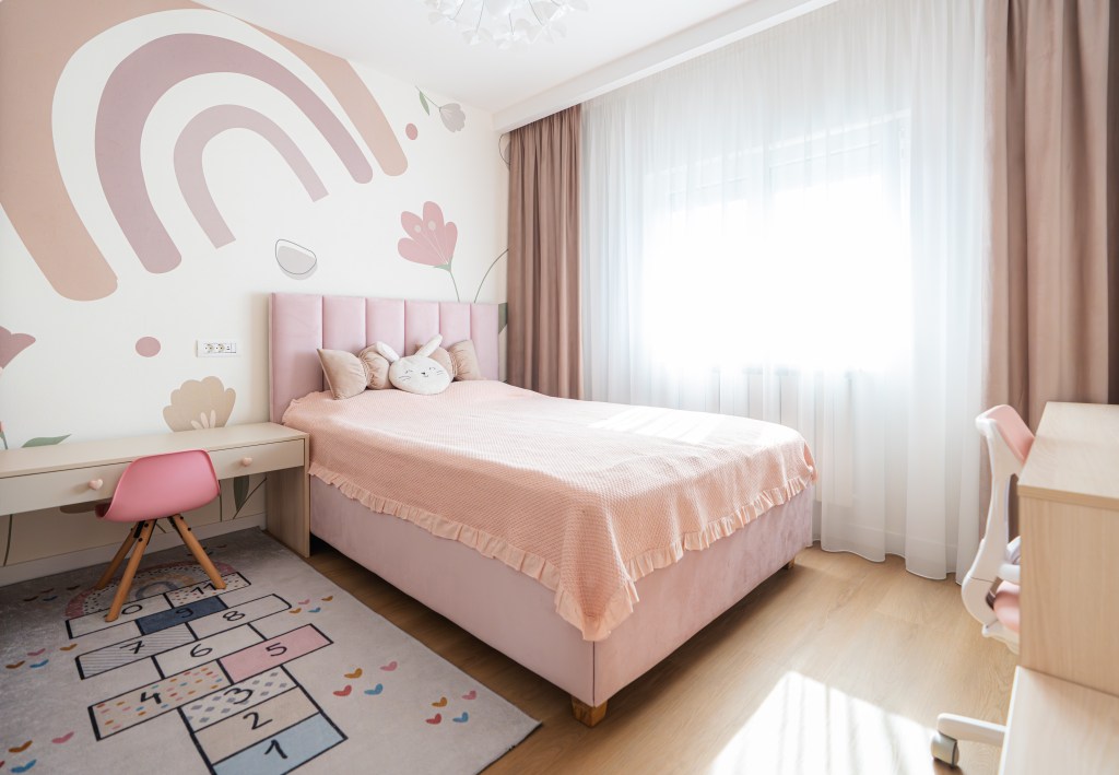Au transformat un apartament de trei camere într-un spațiu colorat și optimist - FOTO: Costinela Buga