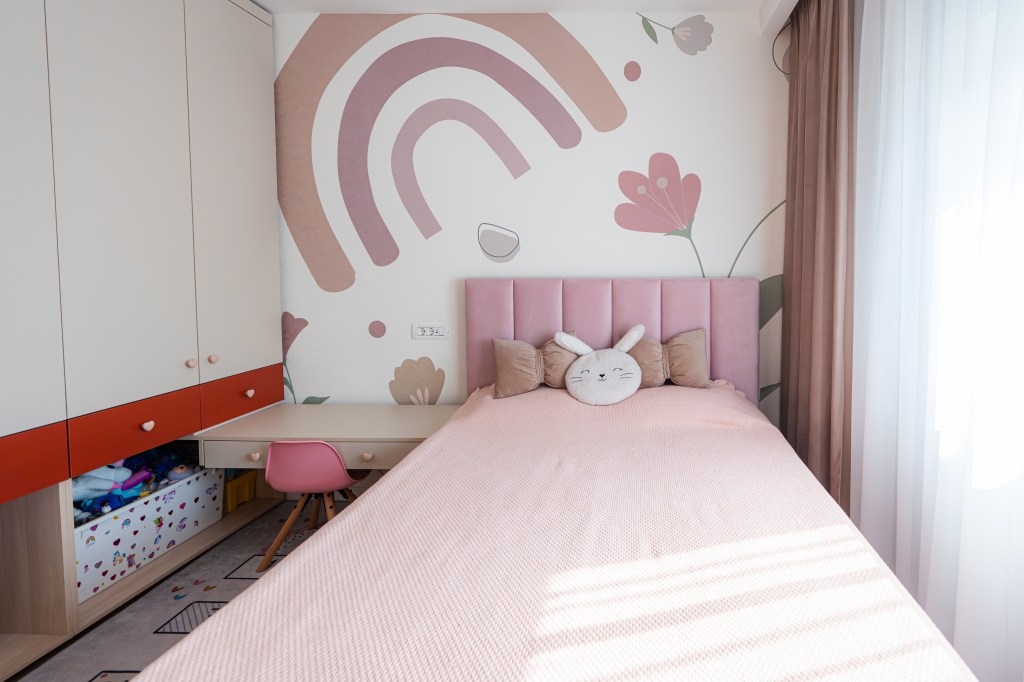 Au transformat un apartament de trei camere într-un spațiu colorat și optimist - FOTO: Costinela Buga