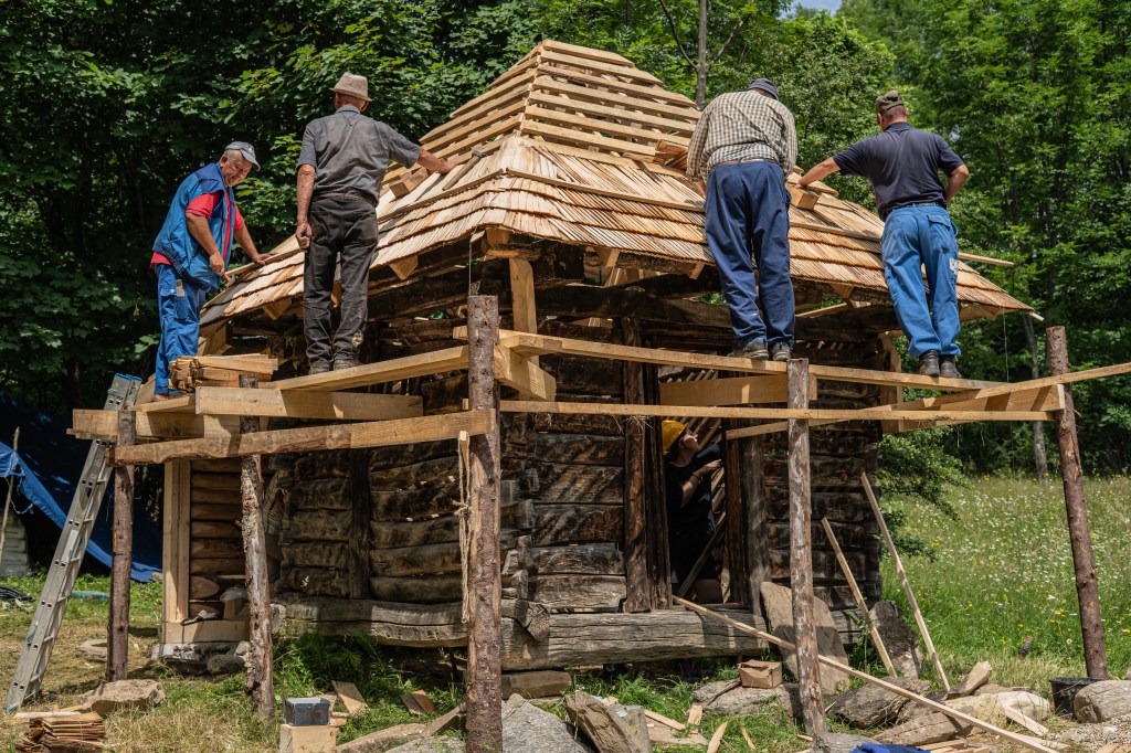Acoperișul a fost refăcut și învelit cu șiță, după tehnicile locale. FOTO: Cătălin Rulea