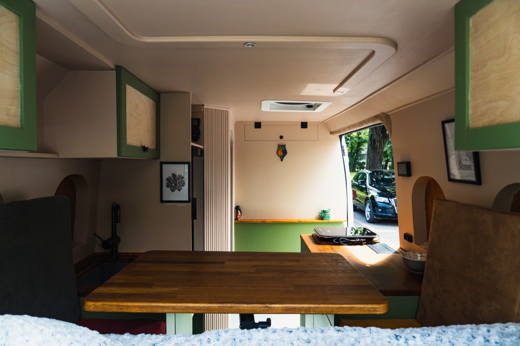 Amenajarea interioară a fost inspirată de pasiunea lui pentru spațiile mici și cozy 