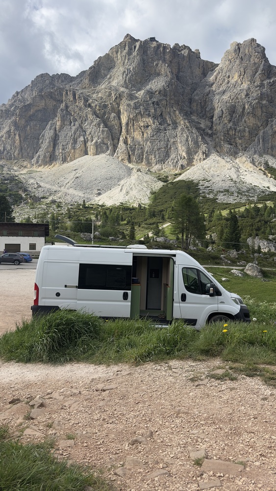 Camperul a fost gândit pentru locuit full-time, nu doar pentru vacanțe 