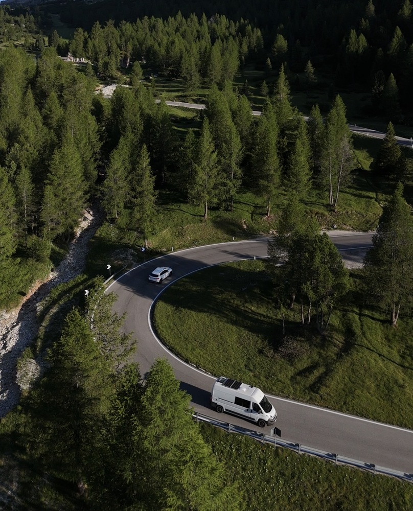 Sistemul electric și panourile solare îi permit să stea off-grid perioade îndelungate 