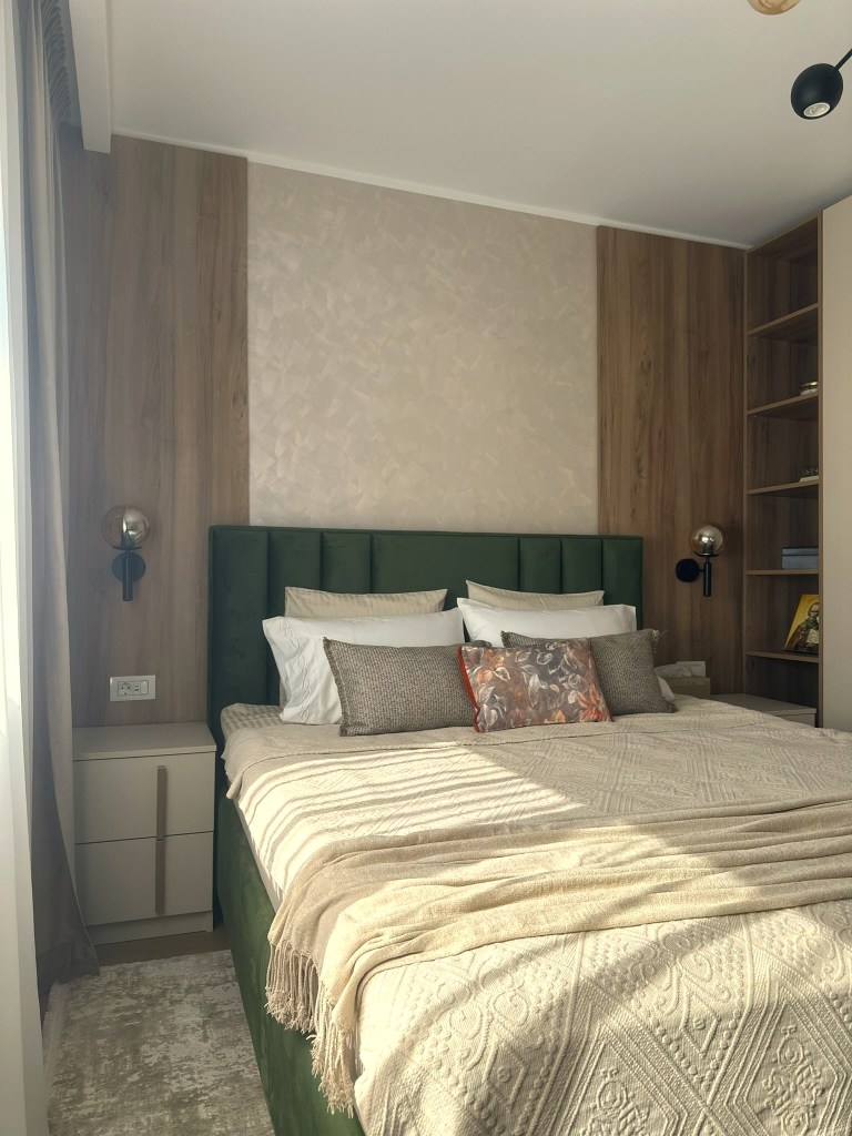 Au transformat un apartament de trei camere într-un spațiu colorat și optimist (dormitorul matrimonial) - FOTO: Costinela Buga