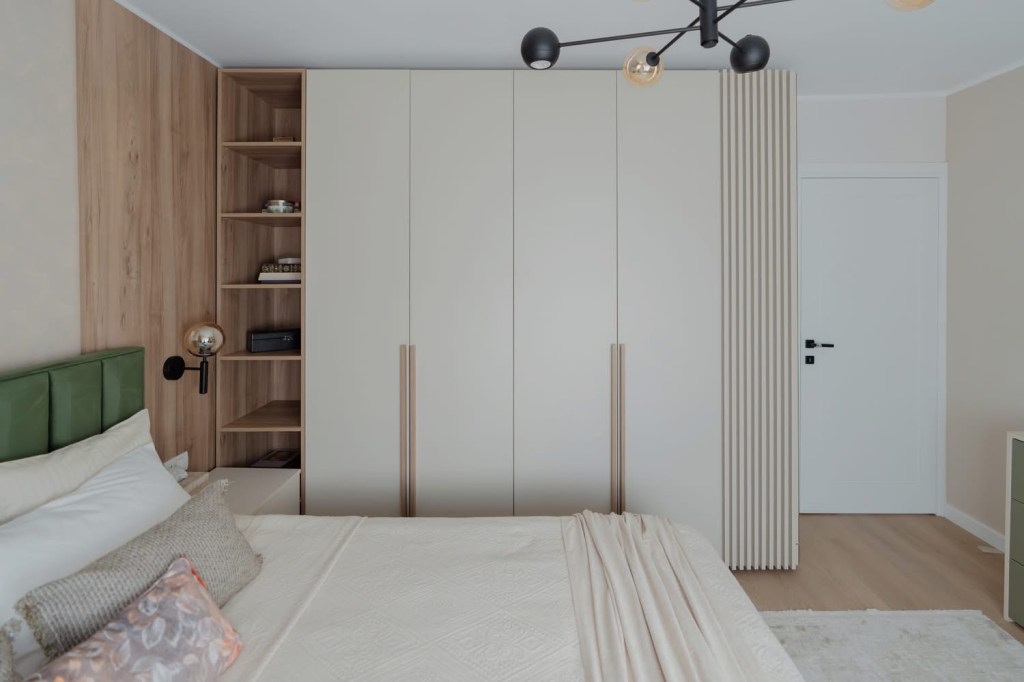 Au transformat un apartament de trei camere într-un spațiu colorat și optimist (dormitorul matrimonial) - FOTO: Costinela Buga