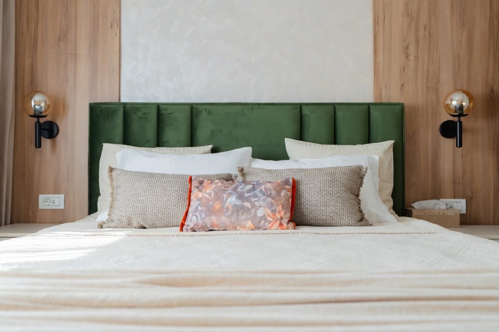 Au transformat un apartament de trei camere într-un spațiu colorat și optimist (dormitorul matrimonial) - FOTO: Costinela Buga