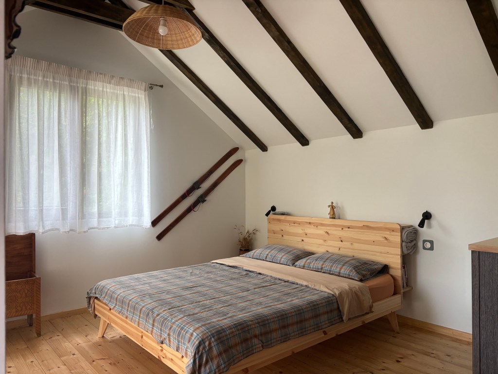 Design-ul este minimal, cald, bazat pe materiale naturale și culori neutre