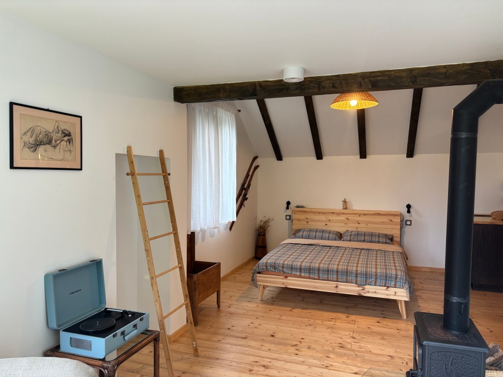Design-ul este minimal, cald, bazat pe materiale naturale și culori neutre