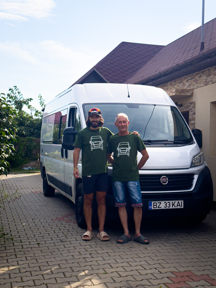 Sistemul electric și panourile solare îi permit să stea off-grid perioade îndelungate 