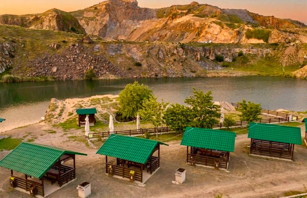O zonă amenajată discret, care-și păstrează farmecul natural.