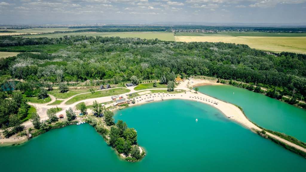 Beach club pe malul lacului: 6 locuri din toată țara unde faci plajă, te cazezi și practici sporturi nautice