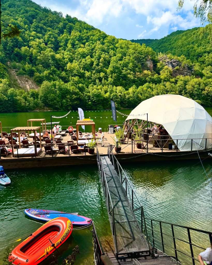Un beach club premium pe lacul Tarnița