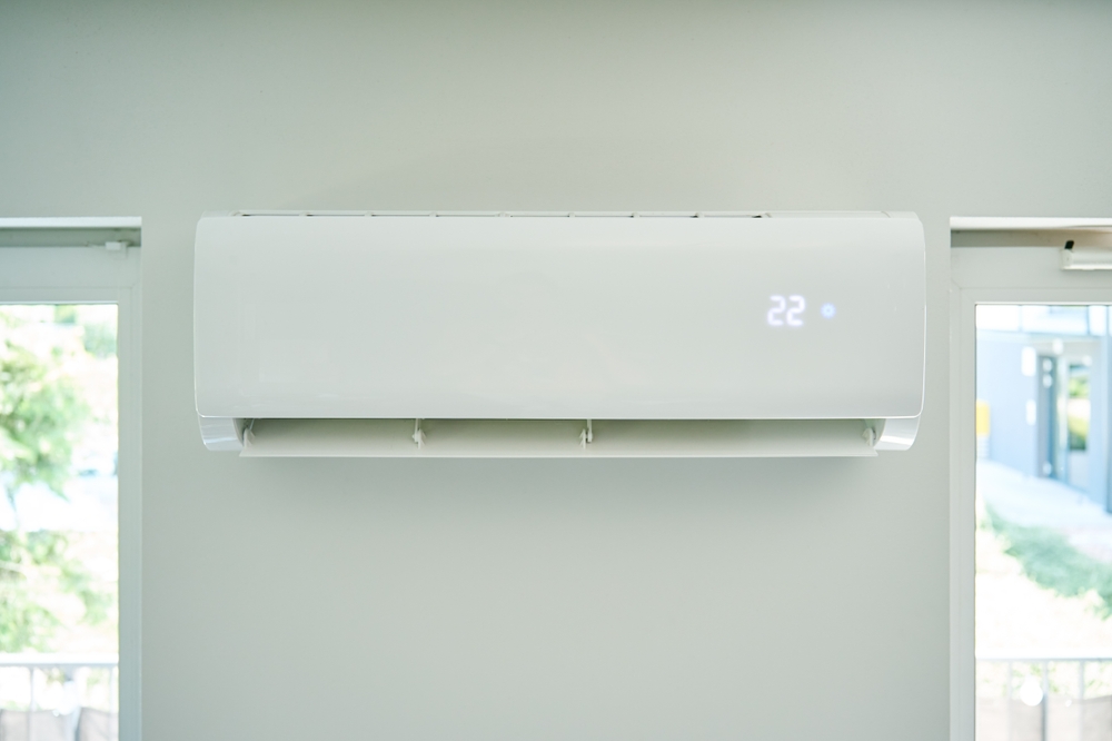 aparat aer condiționat pe perete setat la 22 de grade Celsius