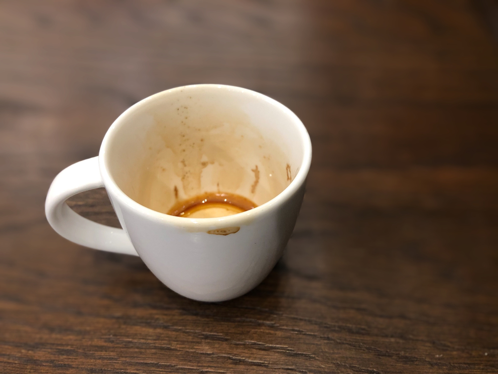 pete de cafea pe cana alba