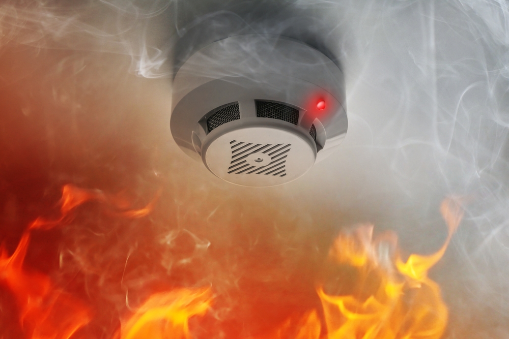 detector fum si foc in casa cuprinsă de flăcări 