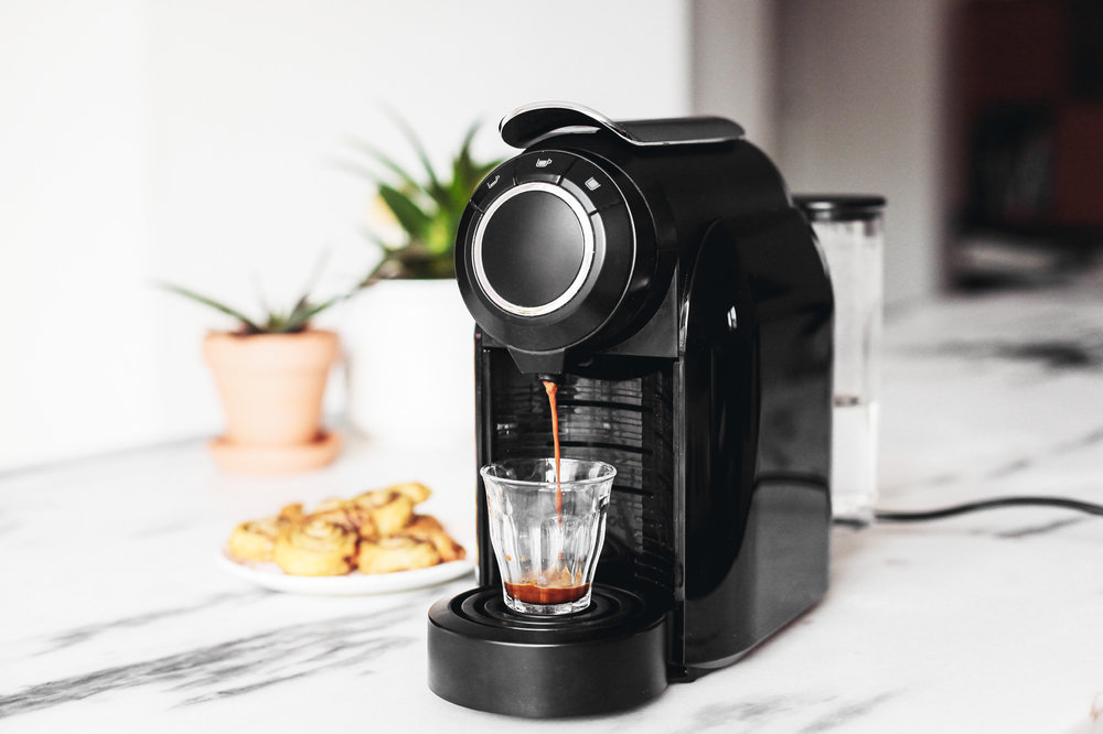 espressor cafea care face cafea într-un pahar