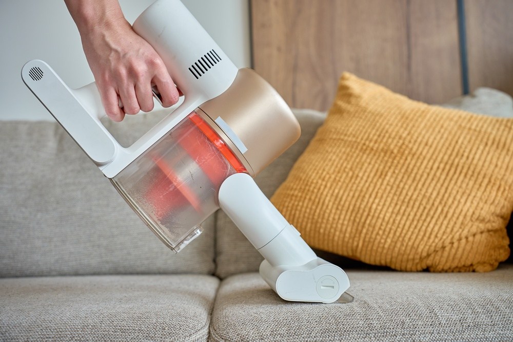 aspirare canapea cu aspirator de mana 