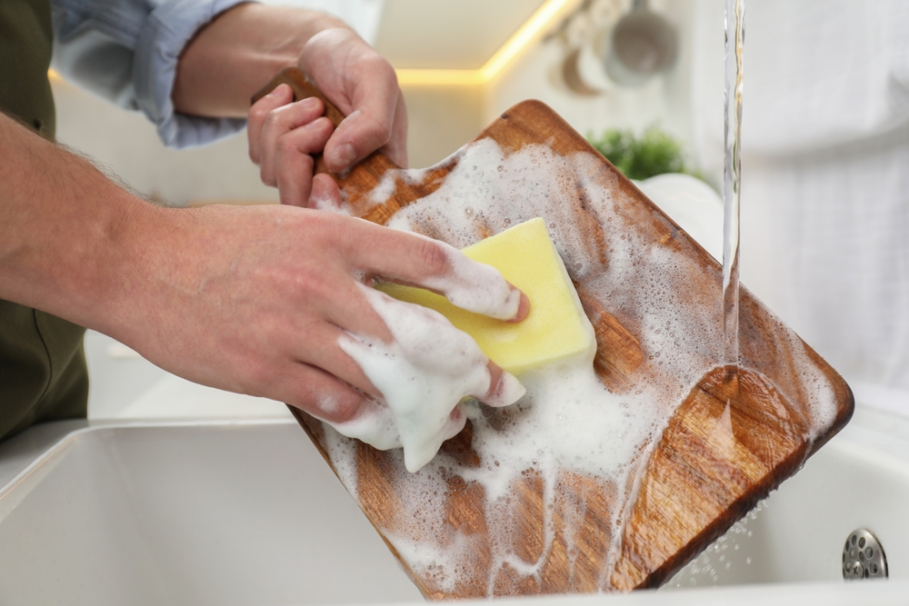 spălare si curățare tocător lemn la chiuveta cu detergent de vase