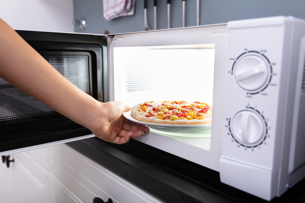încălzire pizza la cuptor cu microunde 