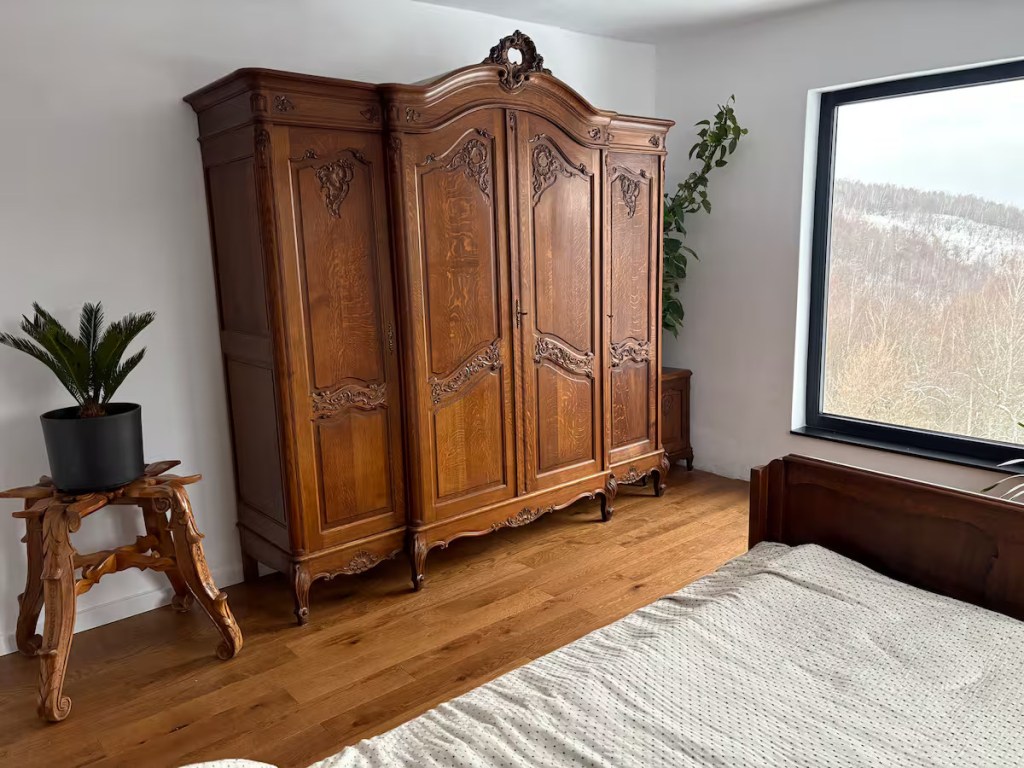 O parte din mobilier a fost cumpărat de la târguri, iar accentul cade pe lemn