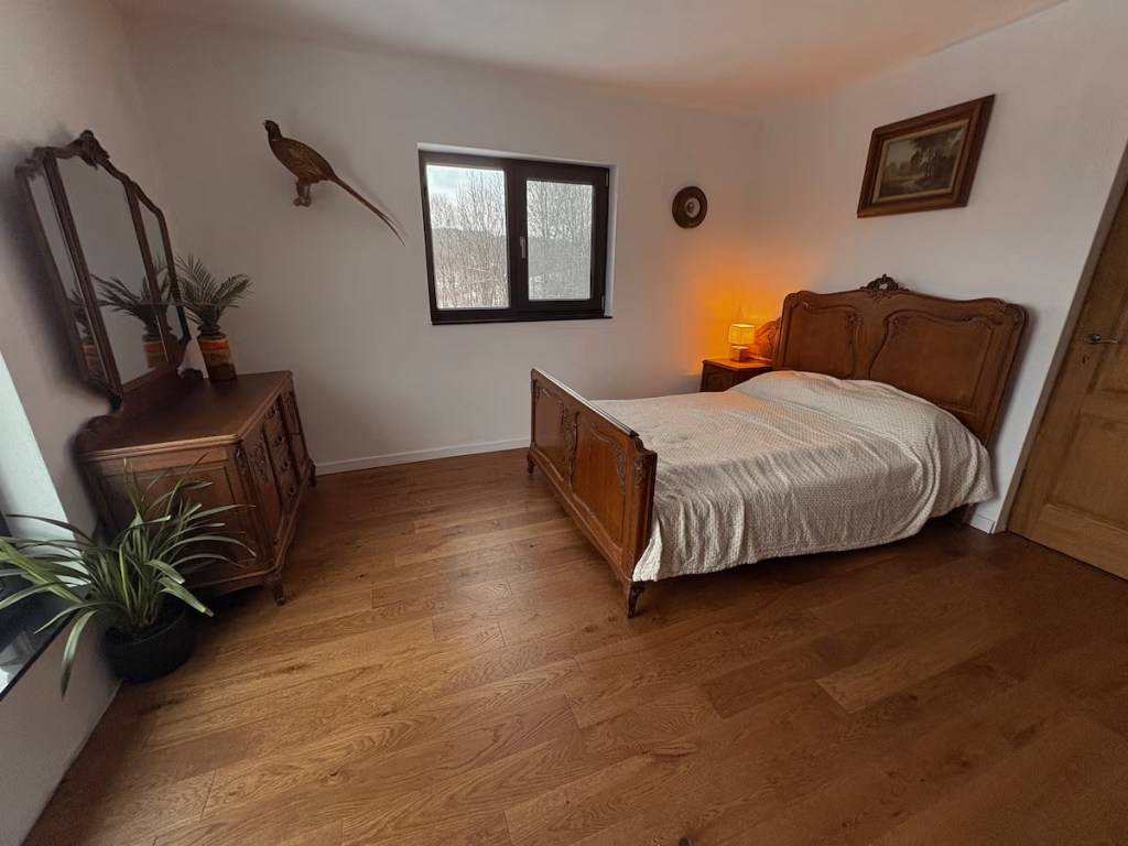 O parte din mobilier a fost cumpărat de la târguri, iar accentul cade pe lemn
