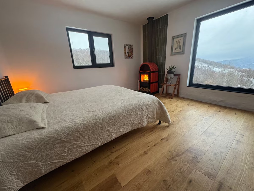 O parte din mobilier a fost cumpărat de la târguri, iar accentul cade pe lemn