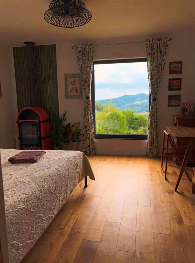 O parte din mobilier a fost cumpărat de la târguri, iar accentul cade pe lemn