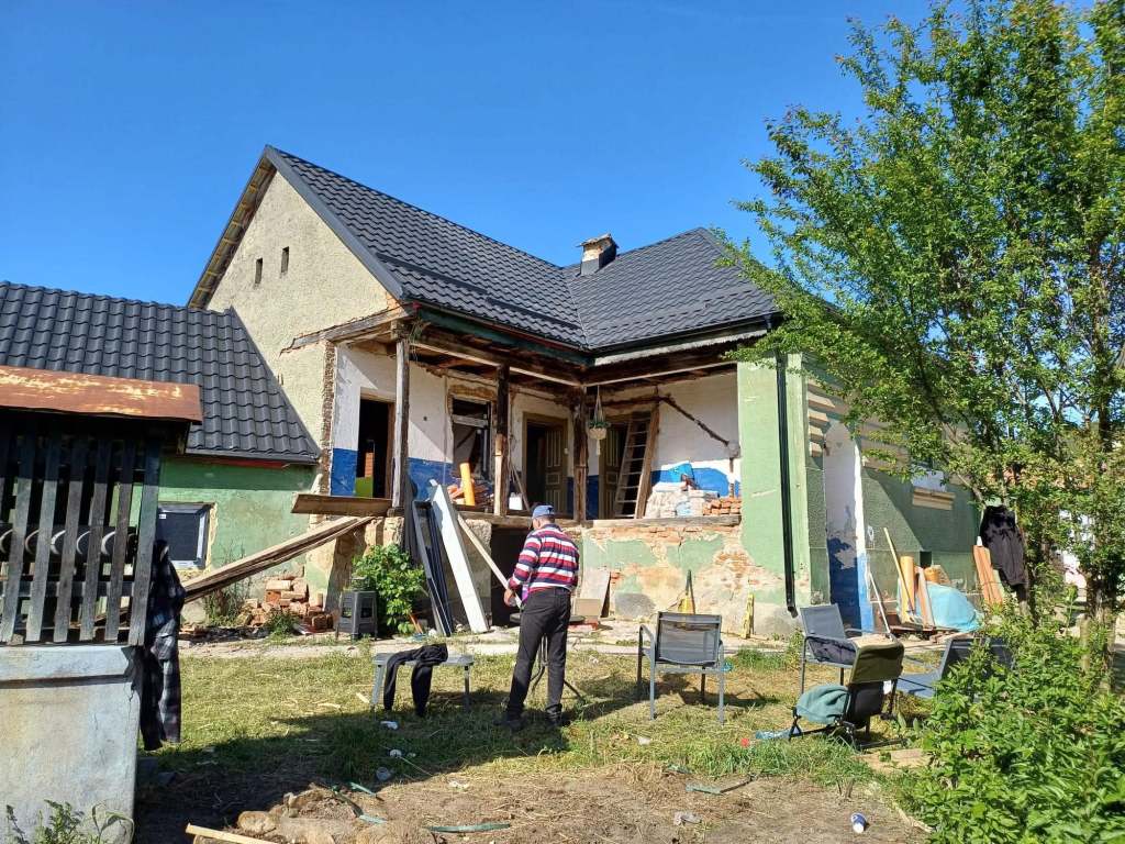 Familia a cumpărat o casă veche s-a mutat în satul Nou Român din județul Sibiu