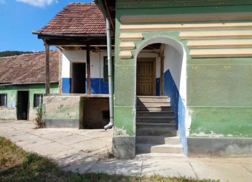 Familia a cumpărat o casă veche s-a mutat în satul Nou Român din județul Sibiu