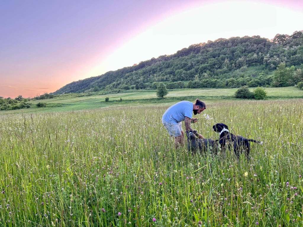 Cei doi au animale și o grădină de care se ocupă