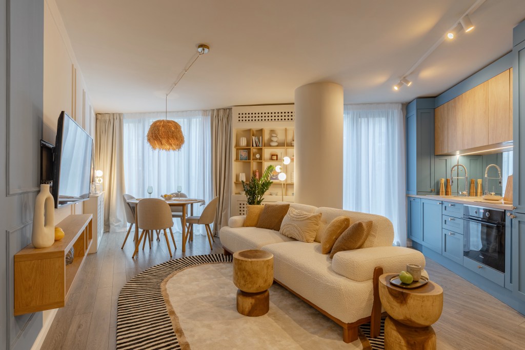 Forma atipică era o problemă într-un apartament triunghiular din Capitală: soluția a fost mobilierul la comandă