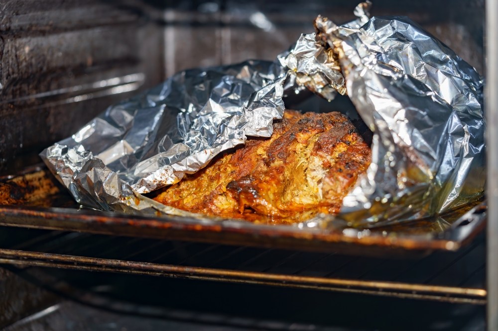 carne gătită a cuptor in tava cu folie de aluminiu