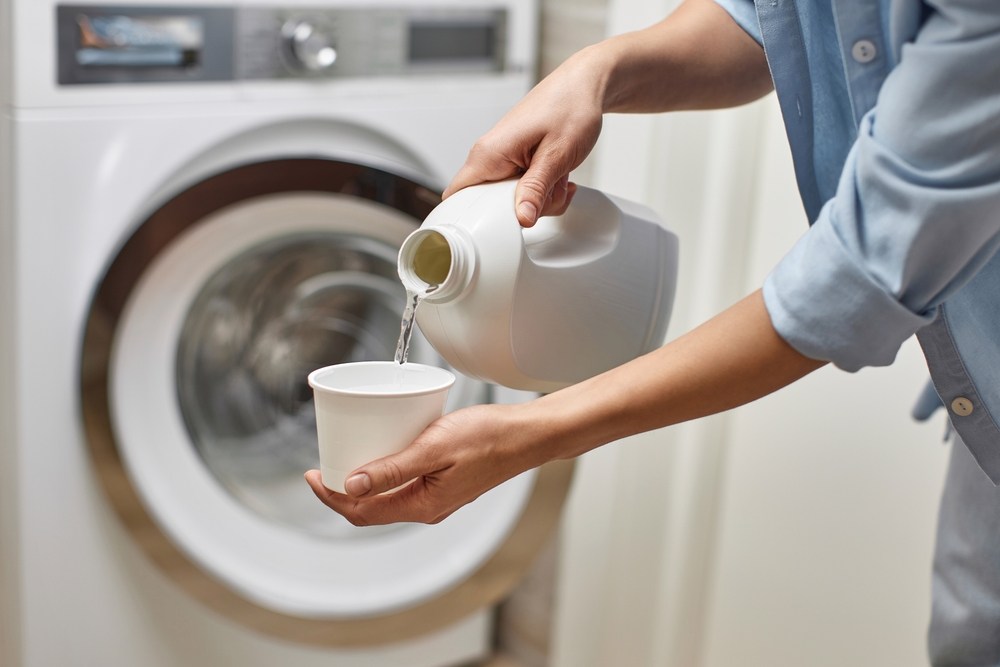 detergent lichid turnat pentru spălare haine 